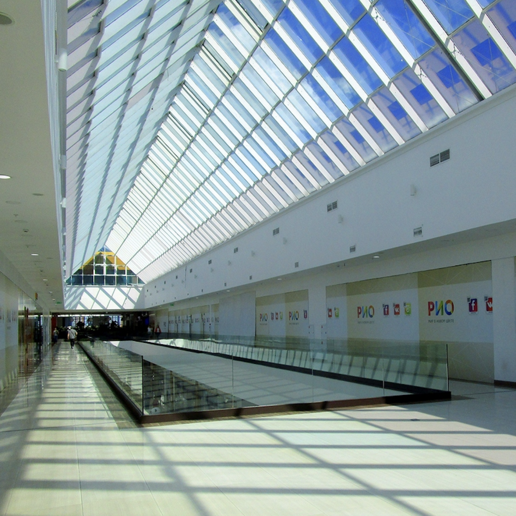 Пустой торговый центр. Пустующие площади в ТЦ. Торговые центры пустые Россия. Пустые коридоры торговые центры.