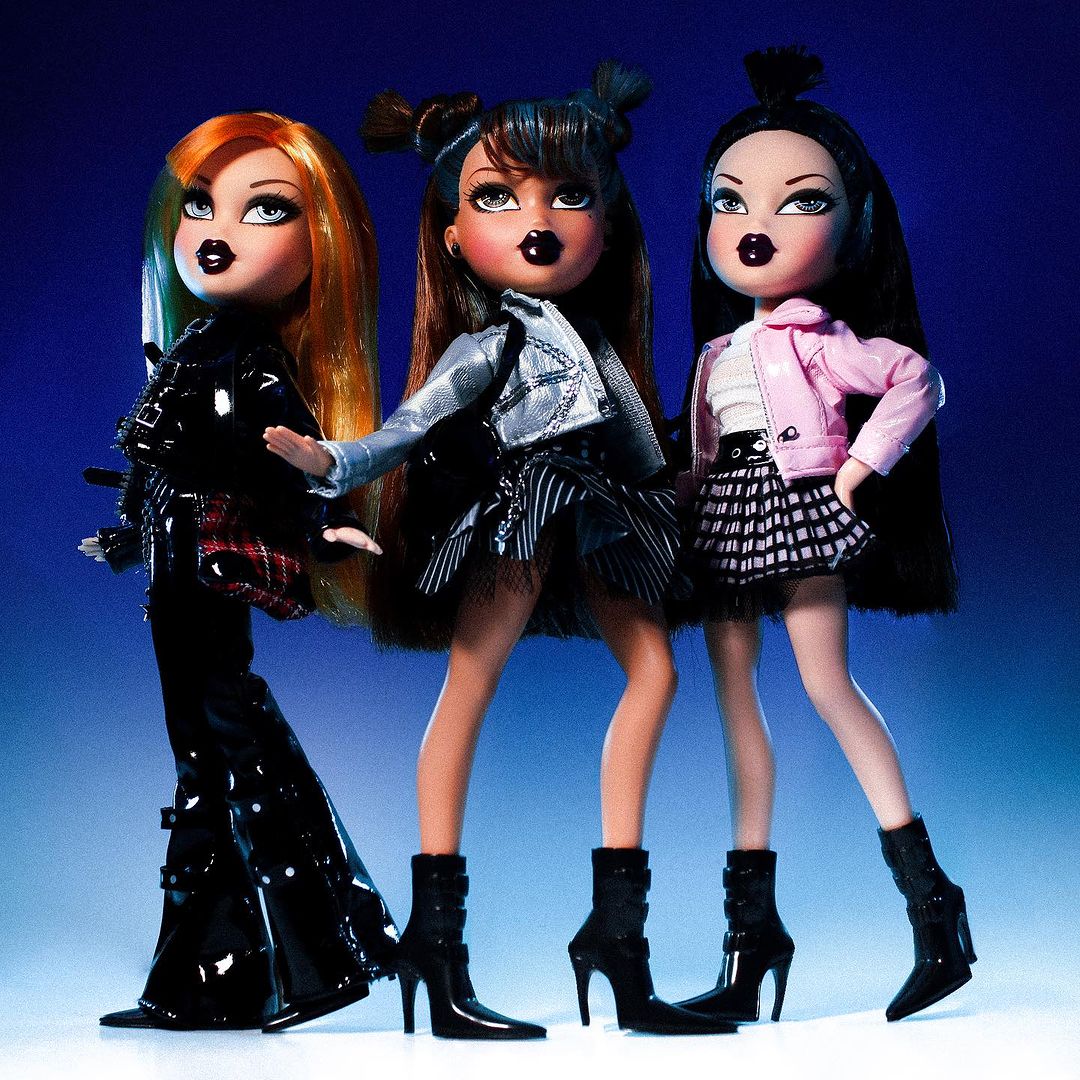 Кукол Барби одели в платья от известных дизайнеров