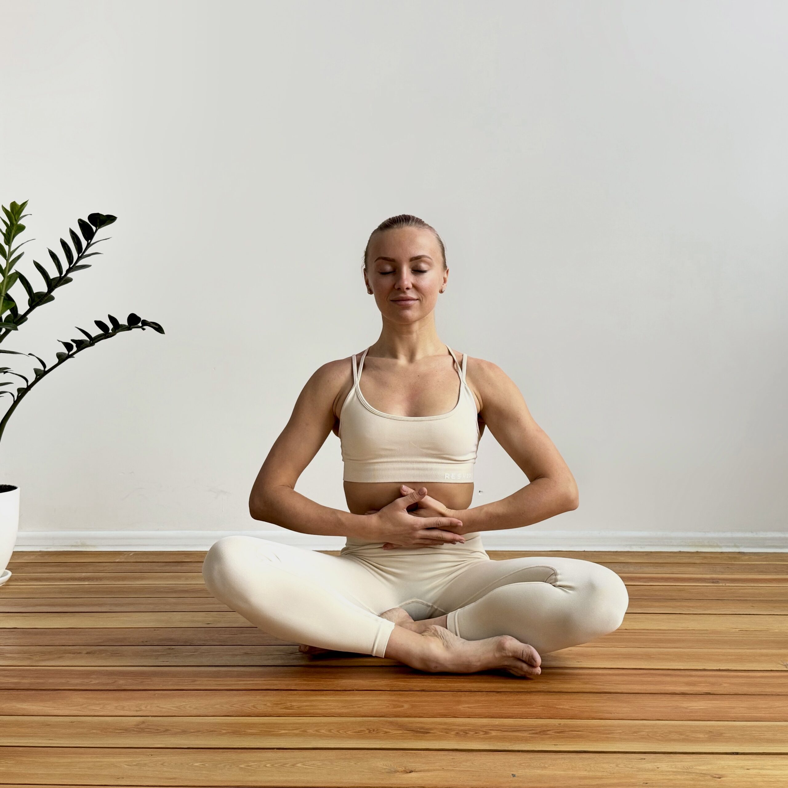 5 простых и полезных упражнений из йоги